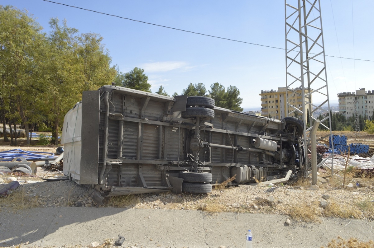 Freni boşalan minibüs devrildi