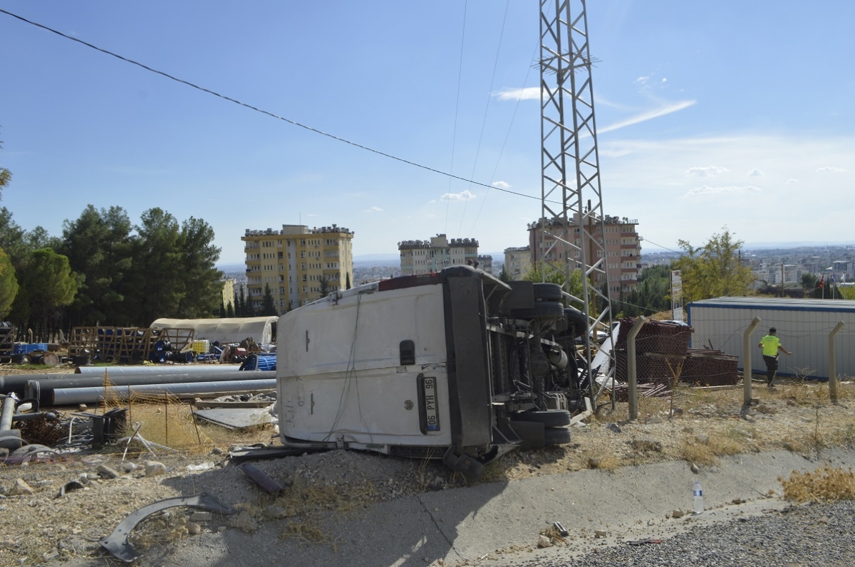 Freni boşalan minibüs devrildi