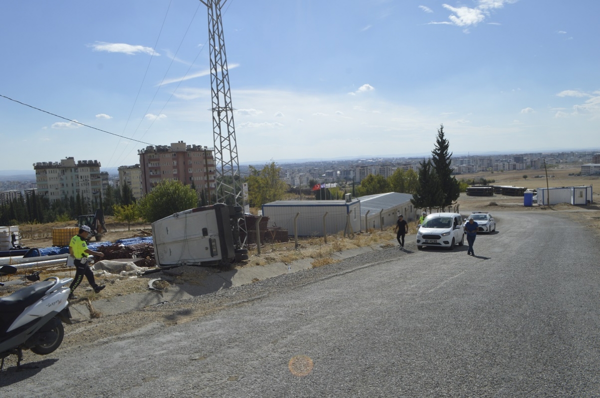 Freni boşalan minibüs devrildi