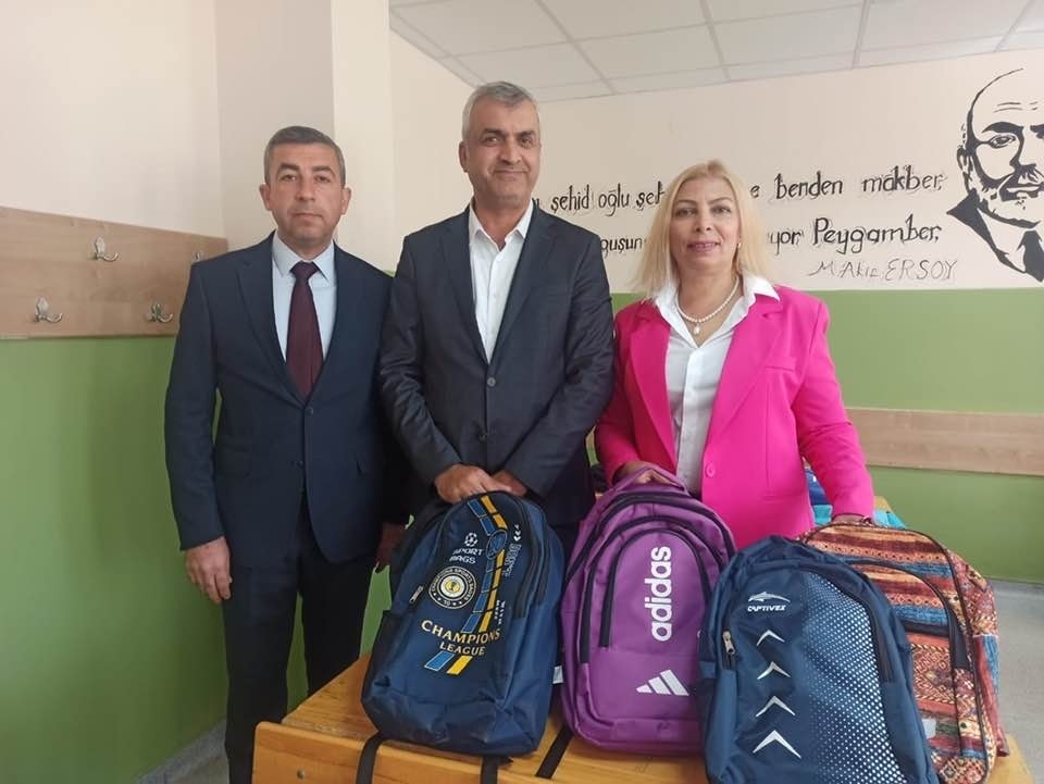 Karahan'dan öğrencilere çanta ve kırtasiye