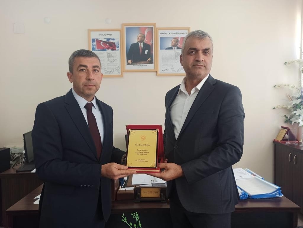 Karahan'dan öğrencilere çanta ve kırtasiye