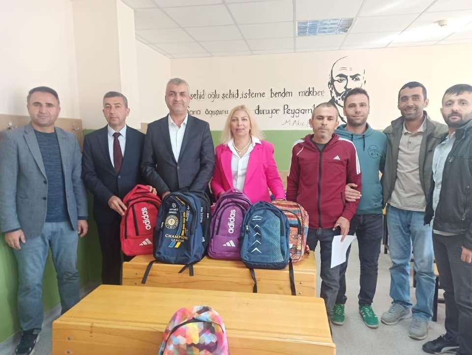 Karahan'dan öğrencilere çanta ve kırtasiye