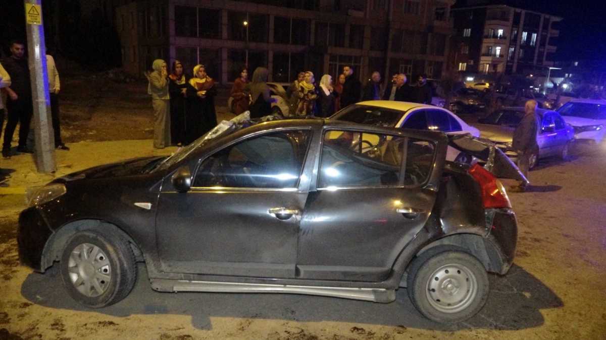 Refüje çıkan otomobil takla  attı