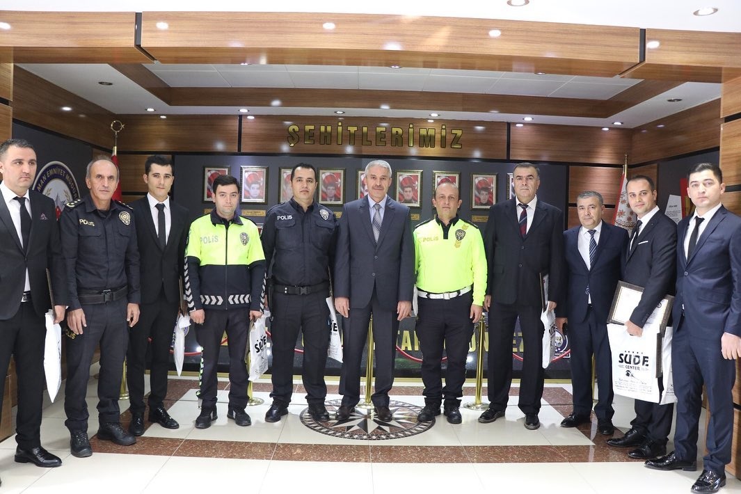 Başarılı polisler ödüllendirildi