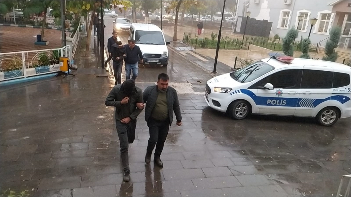 Besni’de otomobil hırsızları tutuklandı
