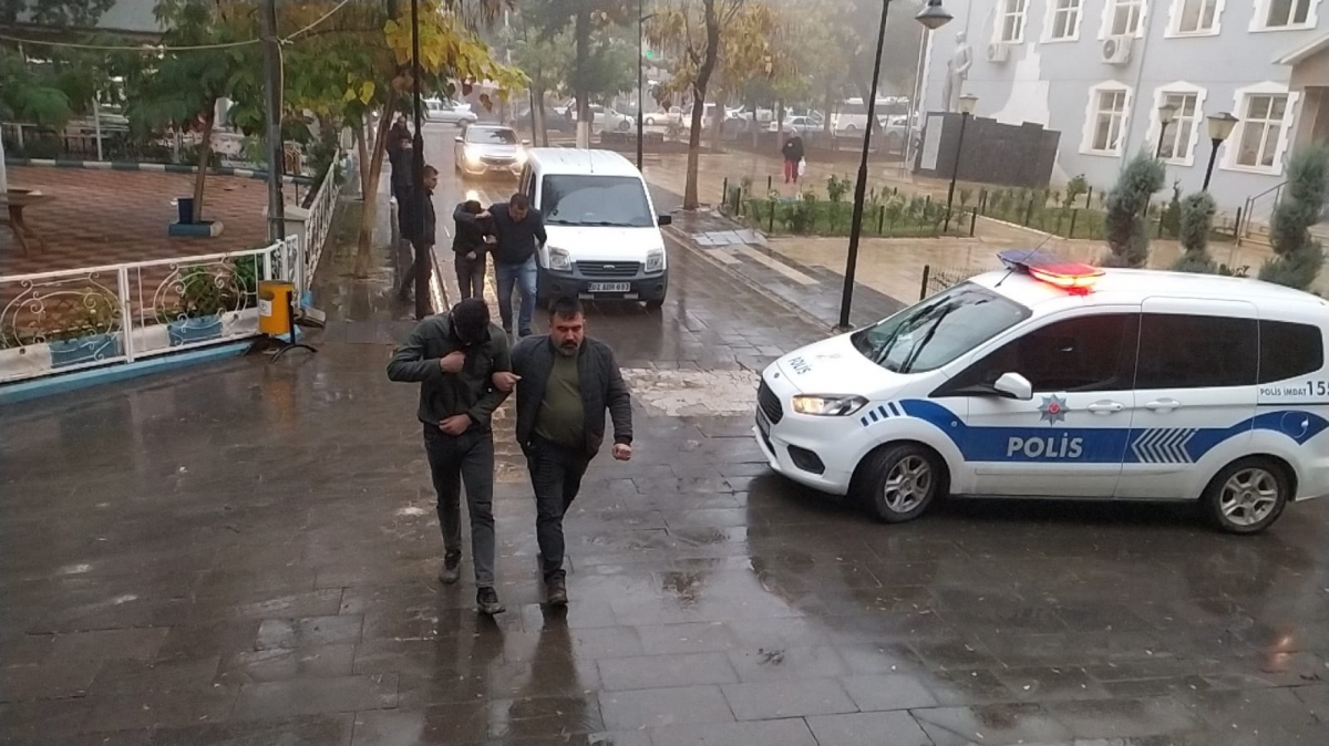 Besni’de otomobil hırsızları tutuklandı
