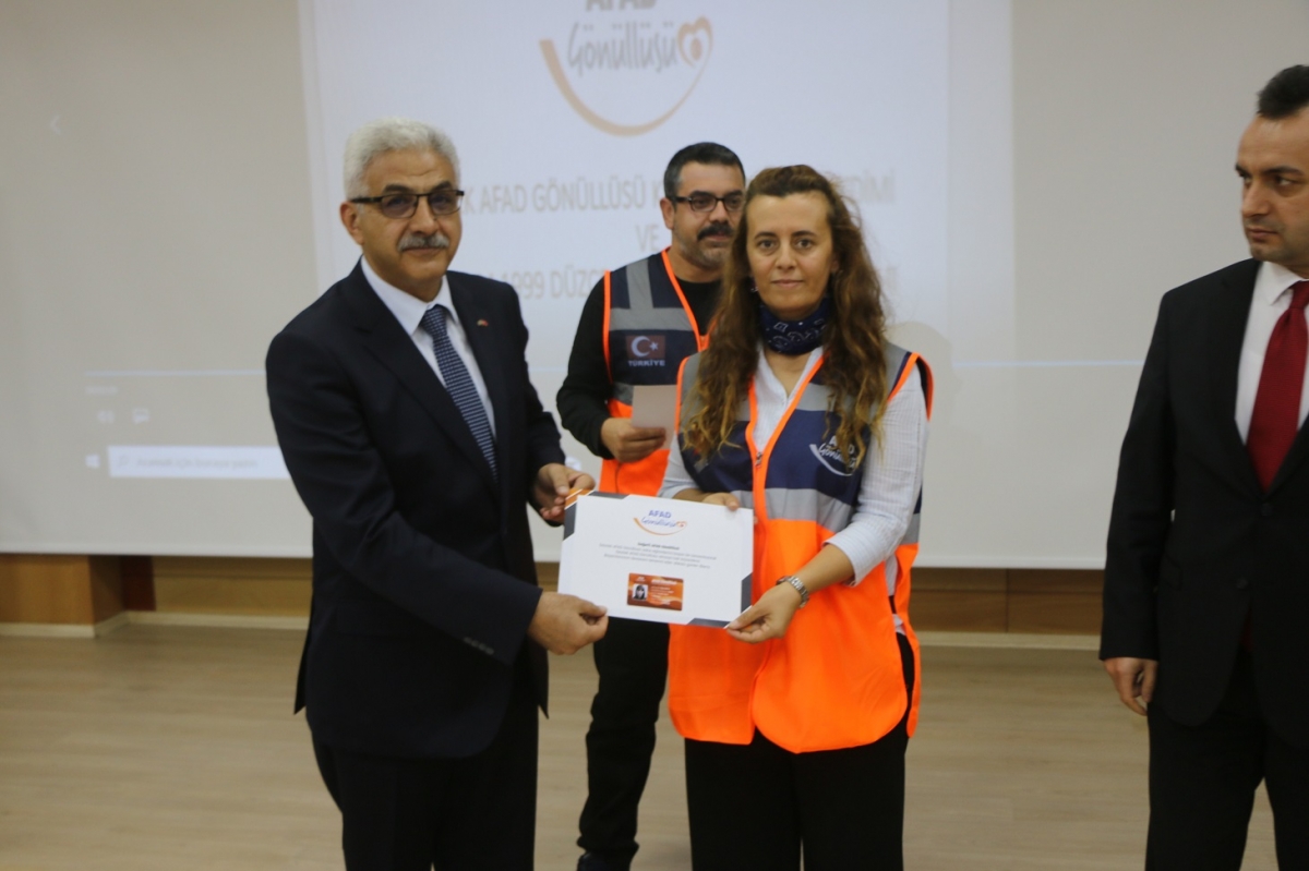 AFAD gönüllüleri kimliklerini aldı