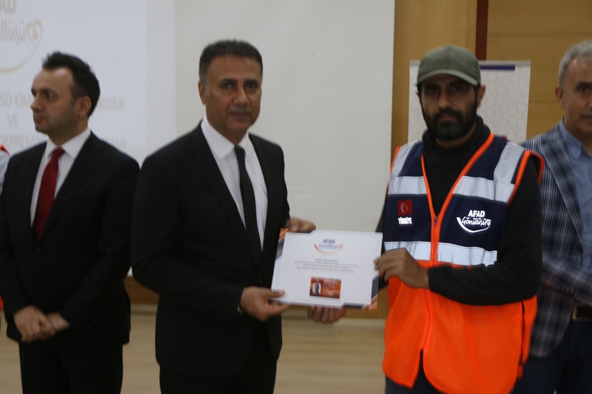 AFAD gönüllüleri kimliklerini aldı