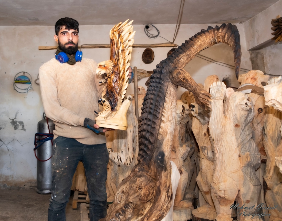 Ağaç Kütüklerini Sanat Eserlerine Çeviriyor