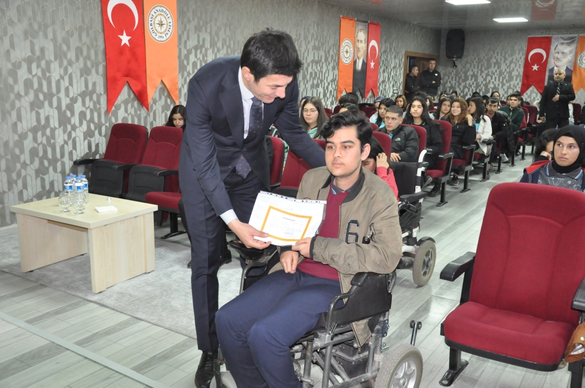 Gölbaşı’nda 11879 öğrenci karne aldı.