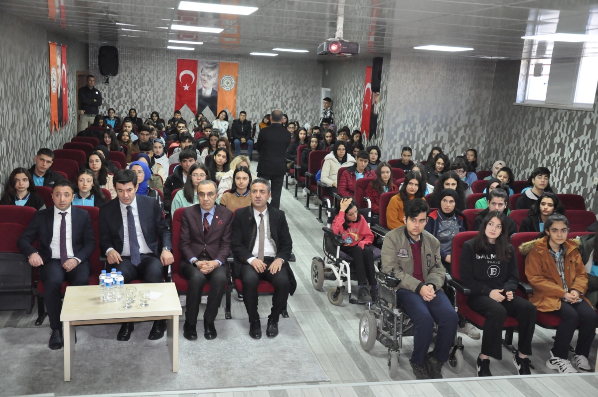 Gölbaşı’nda 11879 öğrenci karne aldı.