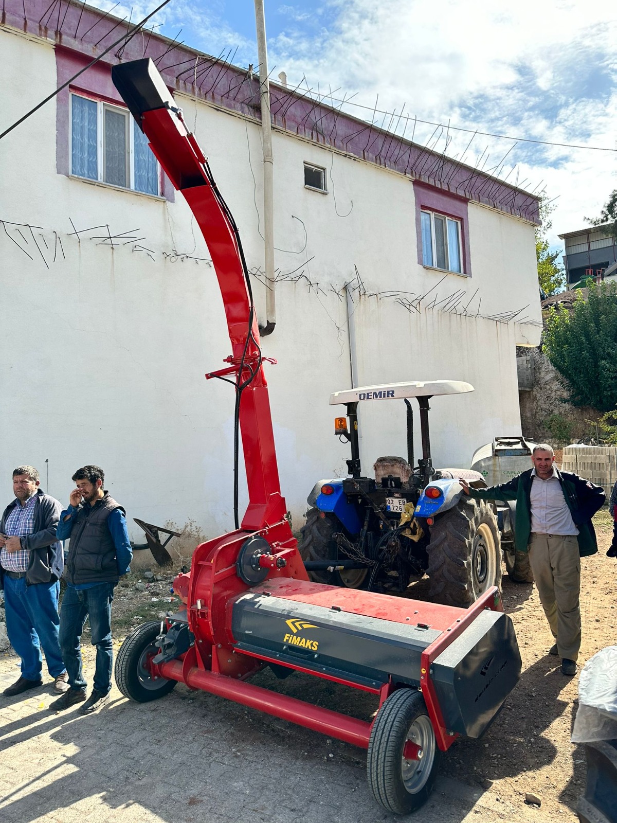 ROTARYDEN SÜT BİRLİĞİNE TRAKTÖR VE SİLAJ MAKİNESİ DESTEĞİ