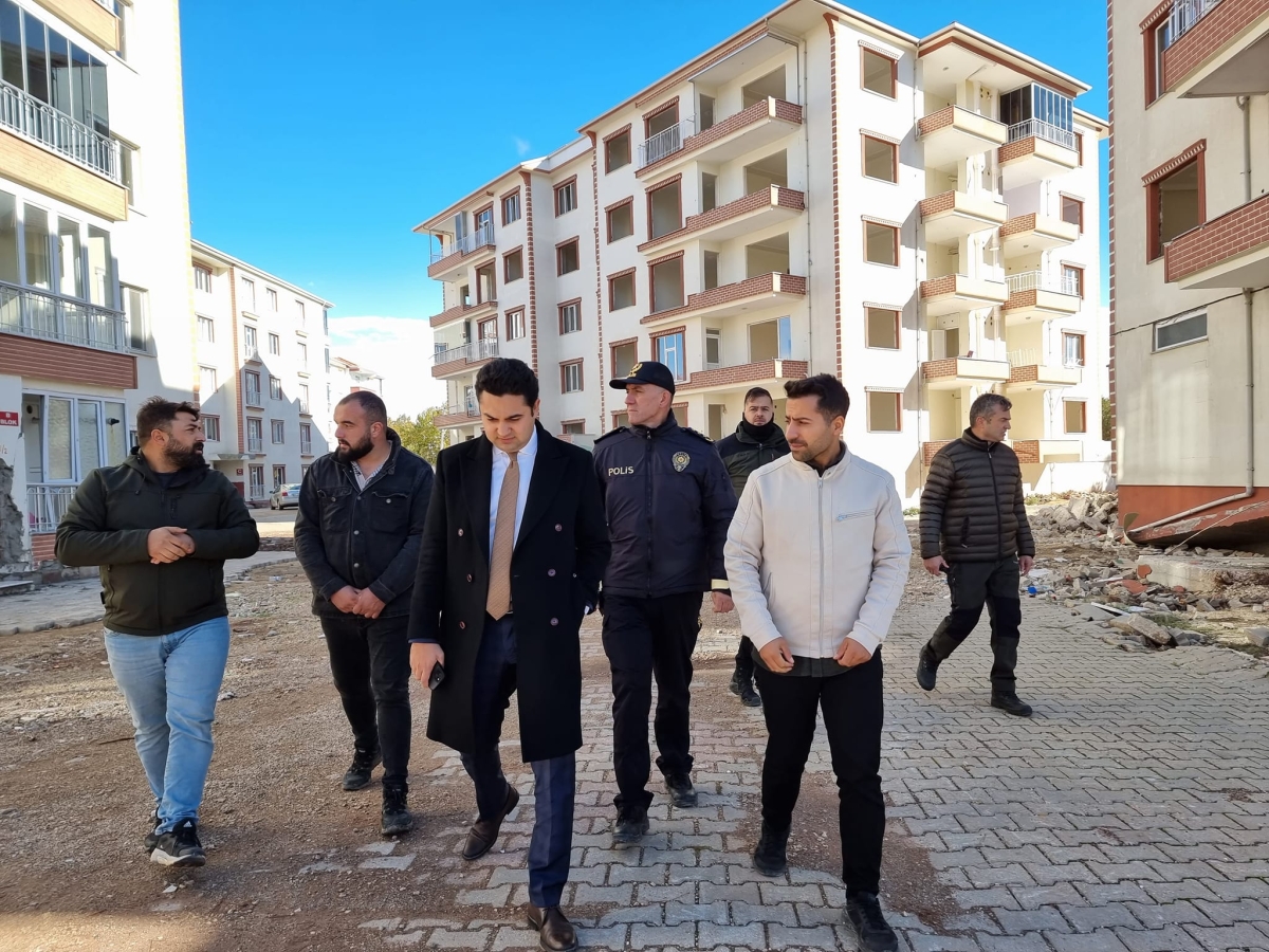 Kaymakam Seyhan,İnceleme