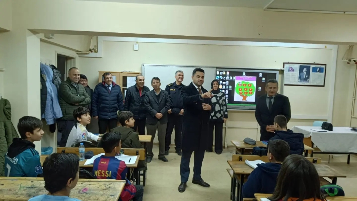 Kaymakam Seyhan  Okul Ziyareti