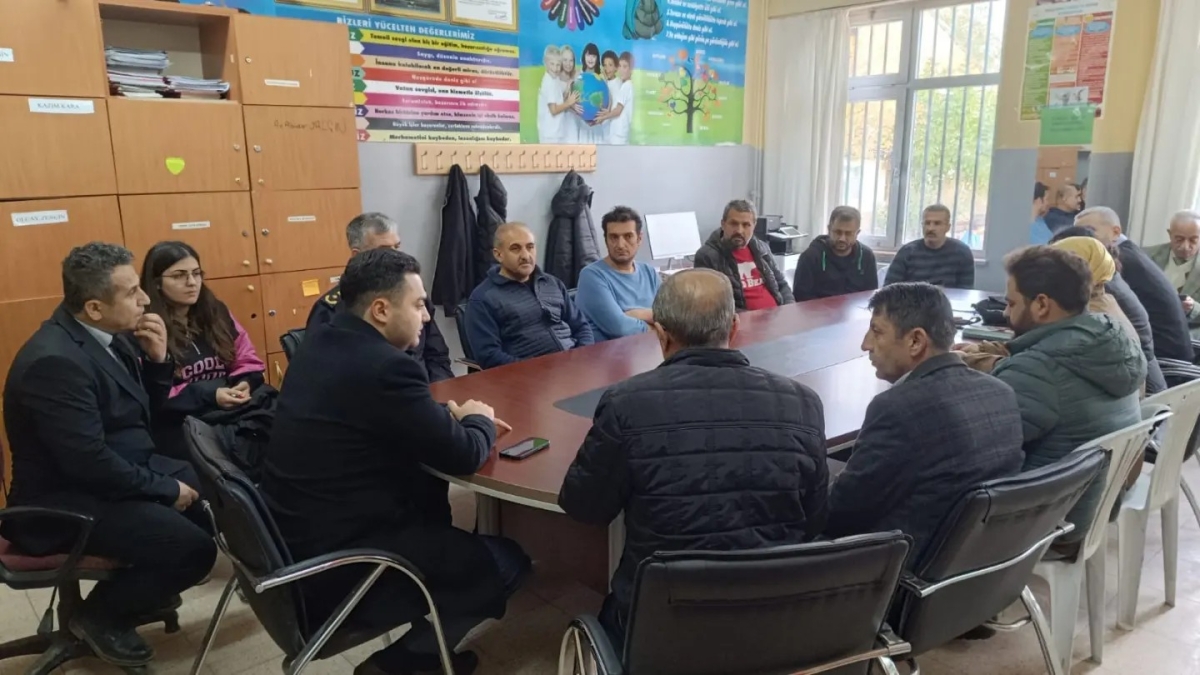 Kaymakam Seyhan  Okul Ziyareti