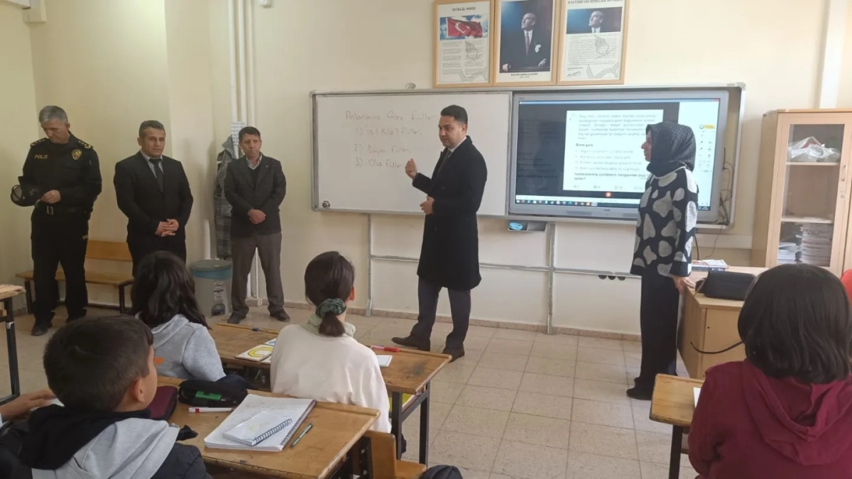 Kaymakam Seyhan  Okul Ziyareti