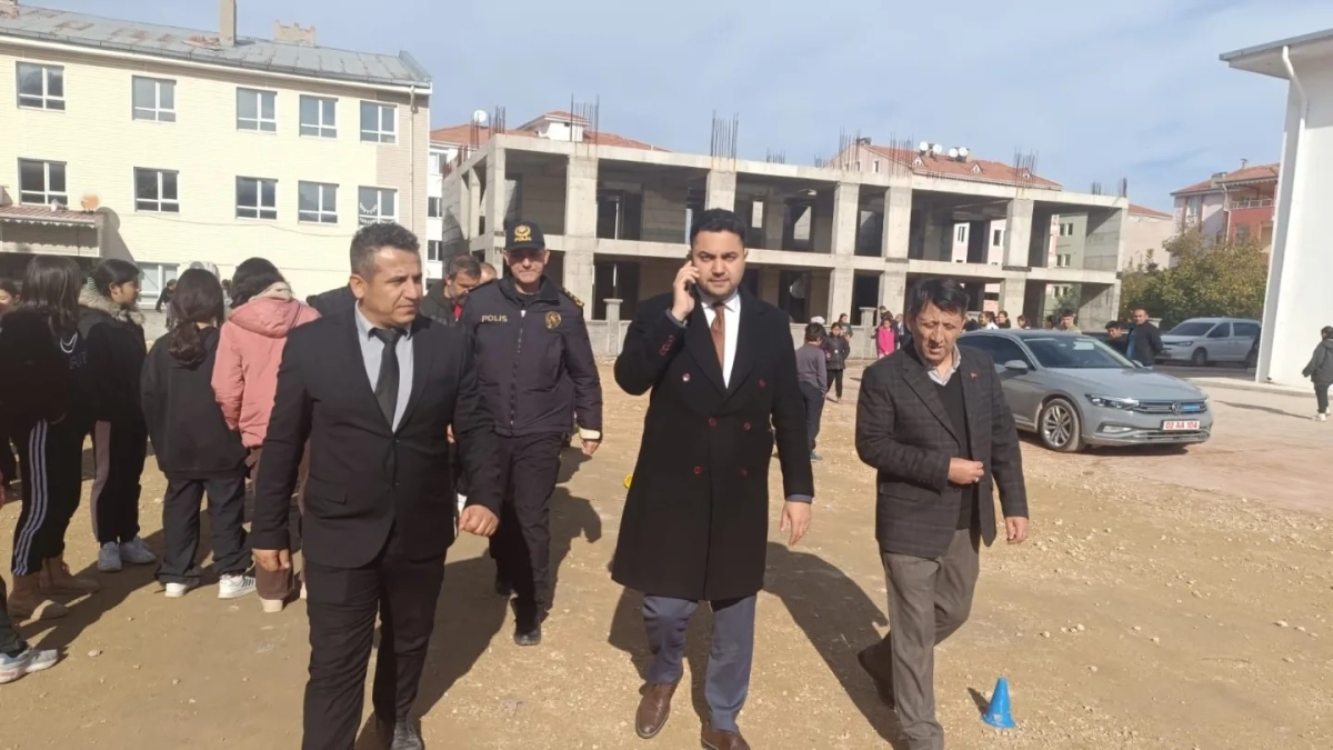 Kaymakam Seyhan  Okul Ziyareti