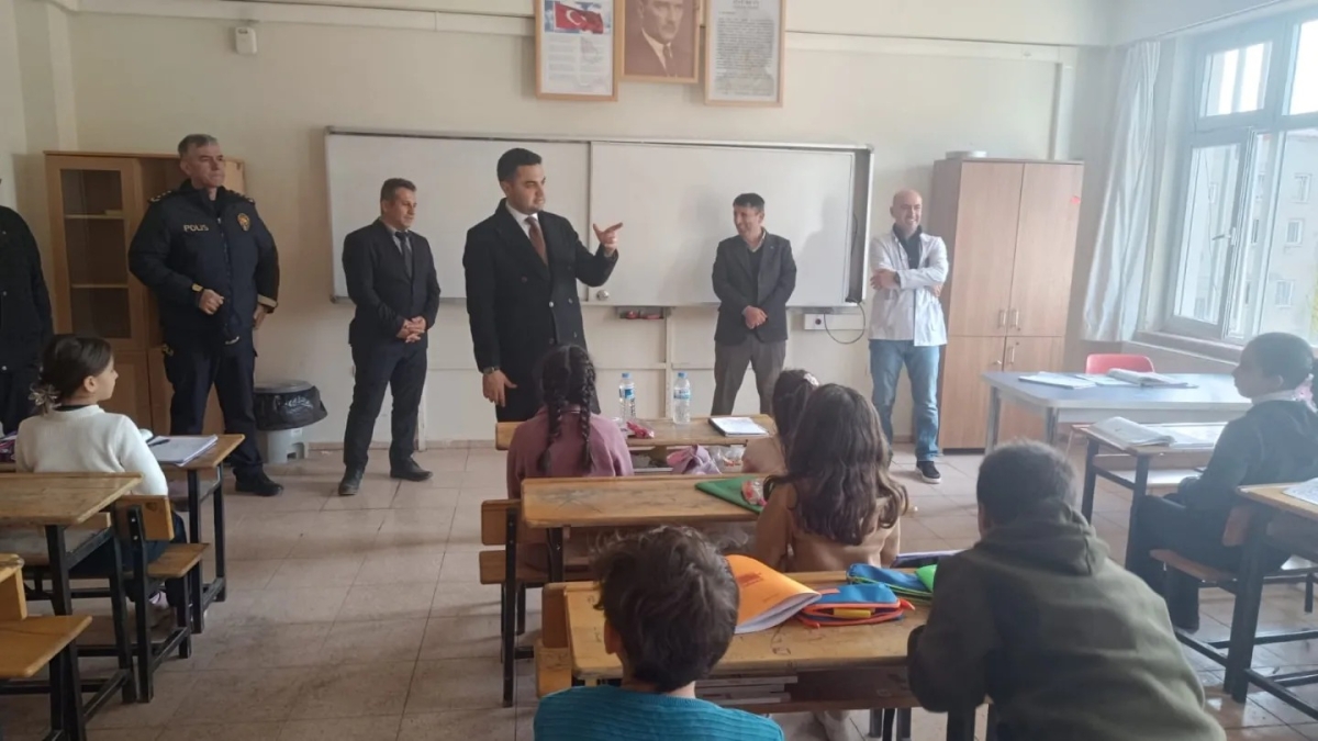 Kaymakam Seyhan  Okul Ziyareti