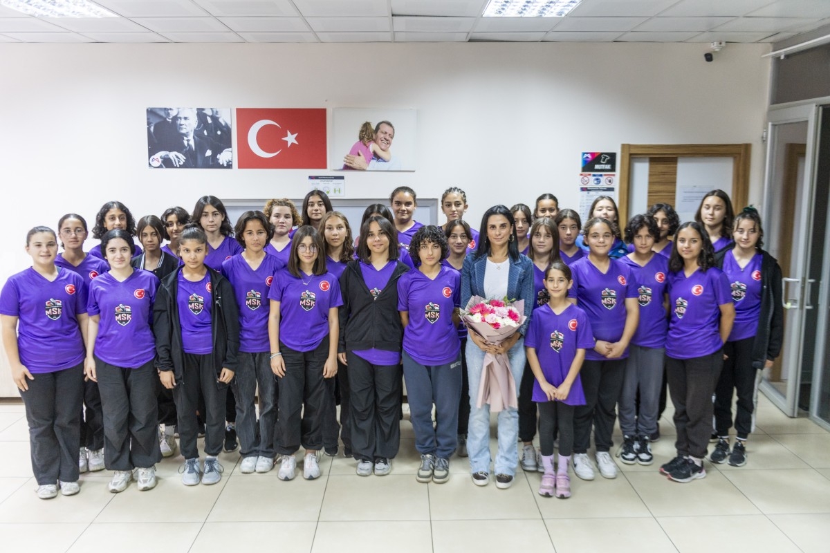 Milli Atlet Nevin Yanıt, Kır Çiçekleri ile bir araya geldi  - Videolu Haber