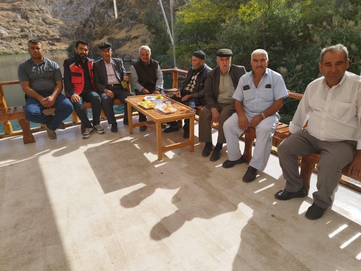 Adıyaman’da depremzede yaşlılara tekne turu