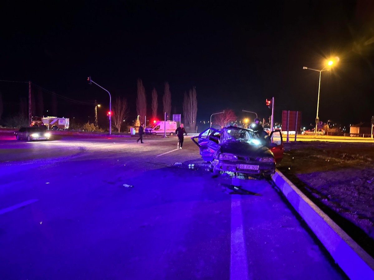 Ambulans ile otomobil çarpıştı: 9 yaralı
