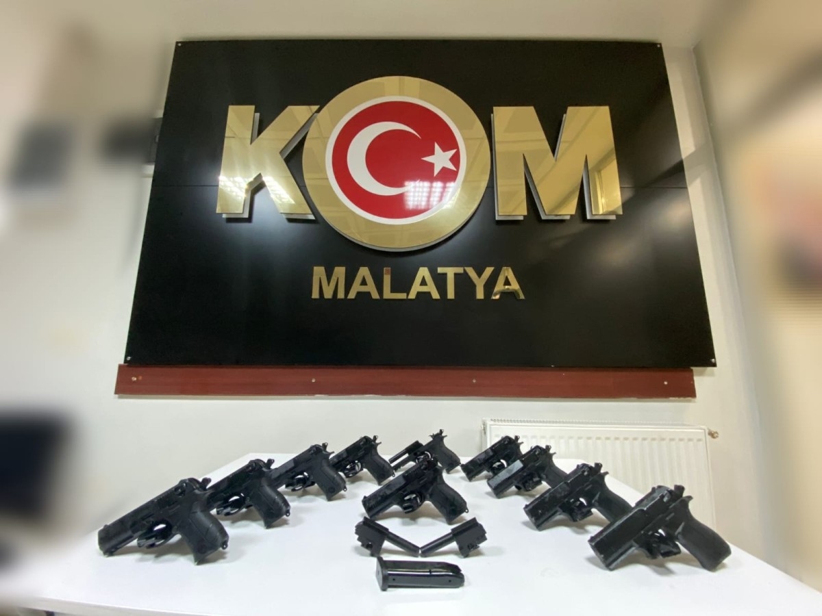 Otomobilin hoparlöründen çıkan 10 tabancaya 2 gözaltı  - Videolu Haber