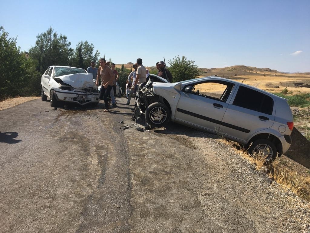 Kahta'da iki otomobil kafa kafaya çarpıştı: 1 ölü, 4 yaralı 