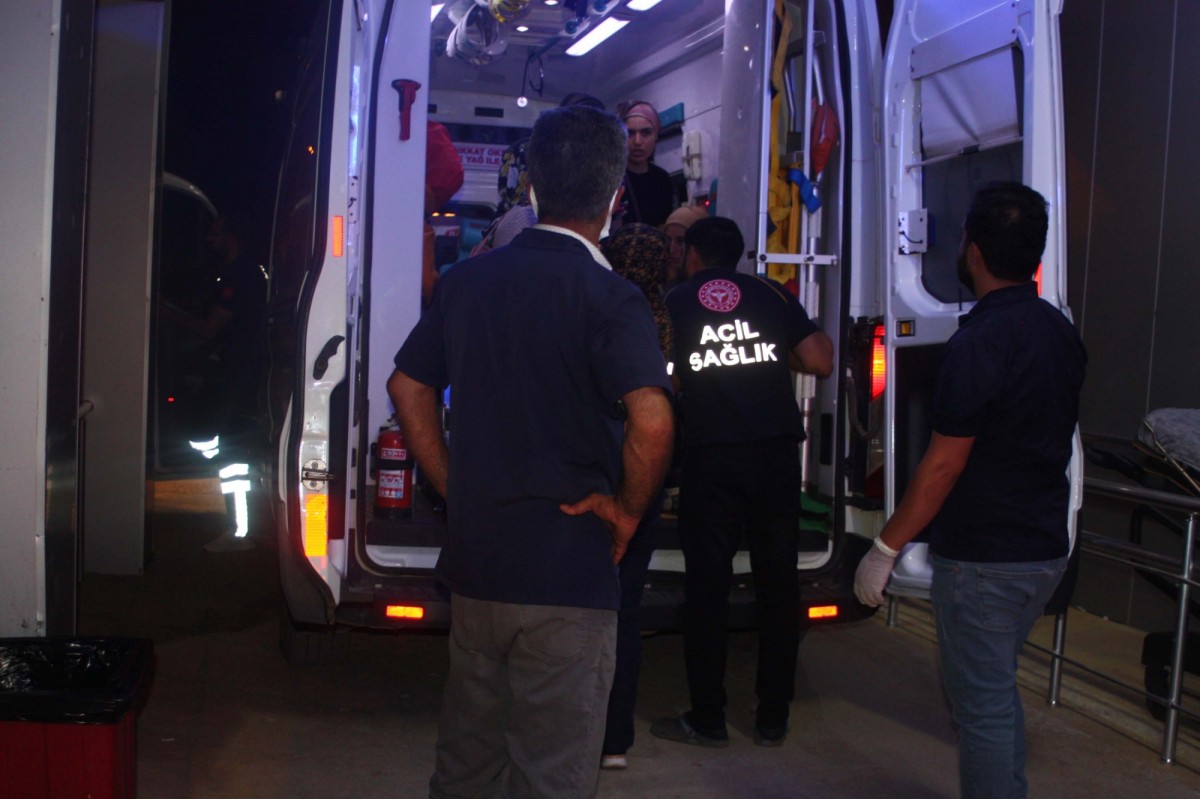 Kayısı işçilerini taşıyan minibüs  devrildi: 14 yaralı