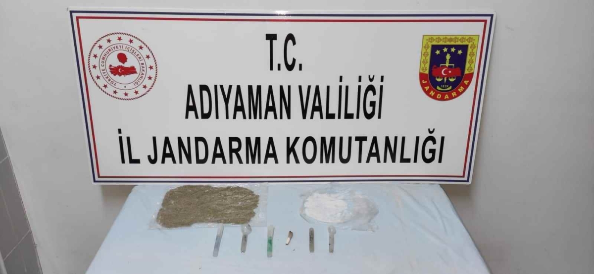 Otomobildeki uyuşturucuya 5 gözaltı