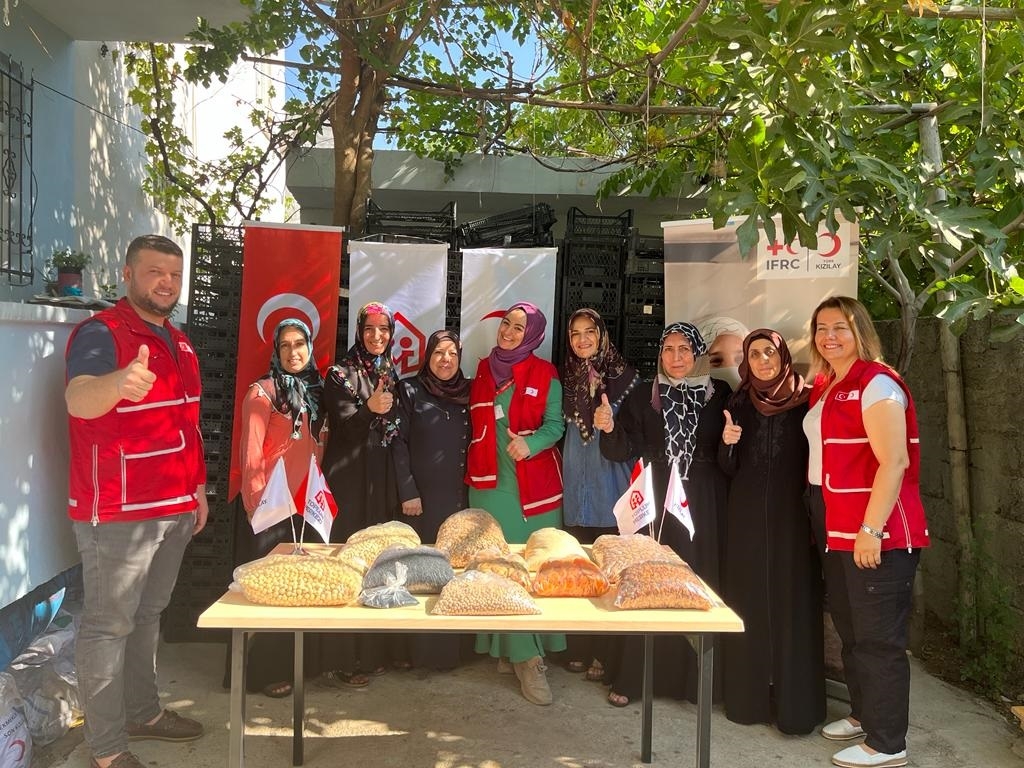 Toplum Merkezi 450 kişiye aşure ikram etti