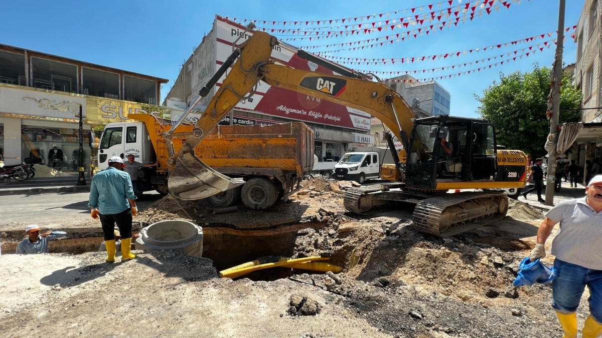 Cumhuriyet Caddesi'nde altyapı çalışması