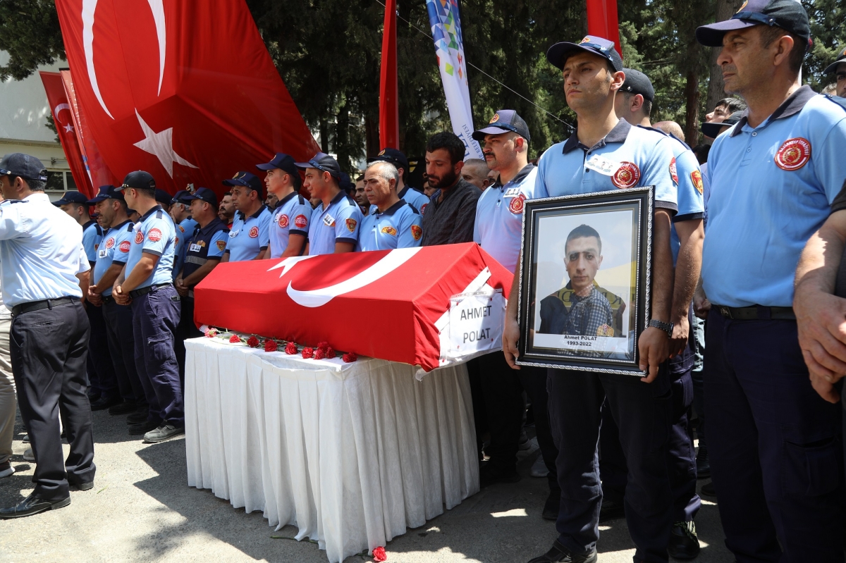Görev şehidi itfaiye erlerini son yolculuğuna uğurladı