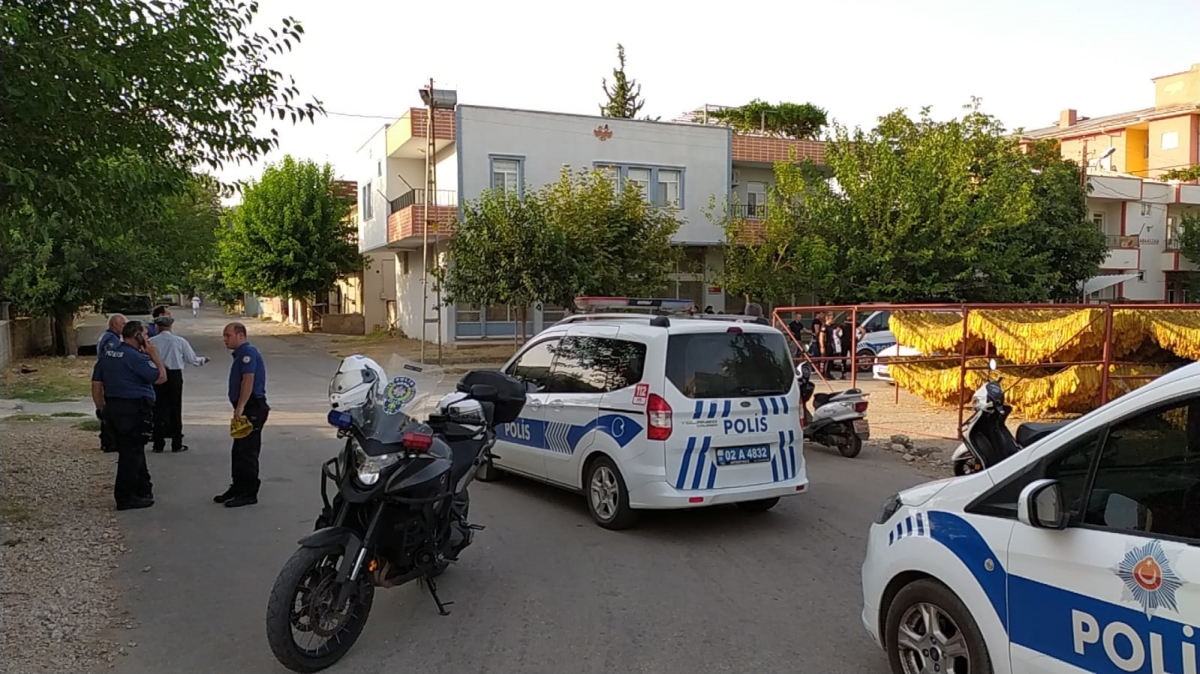 Evinin önünde bıçaklı saldırıya uğrayan yaşlı adam öldü 