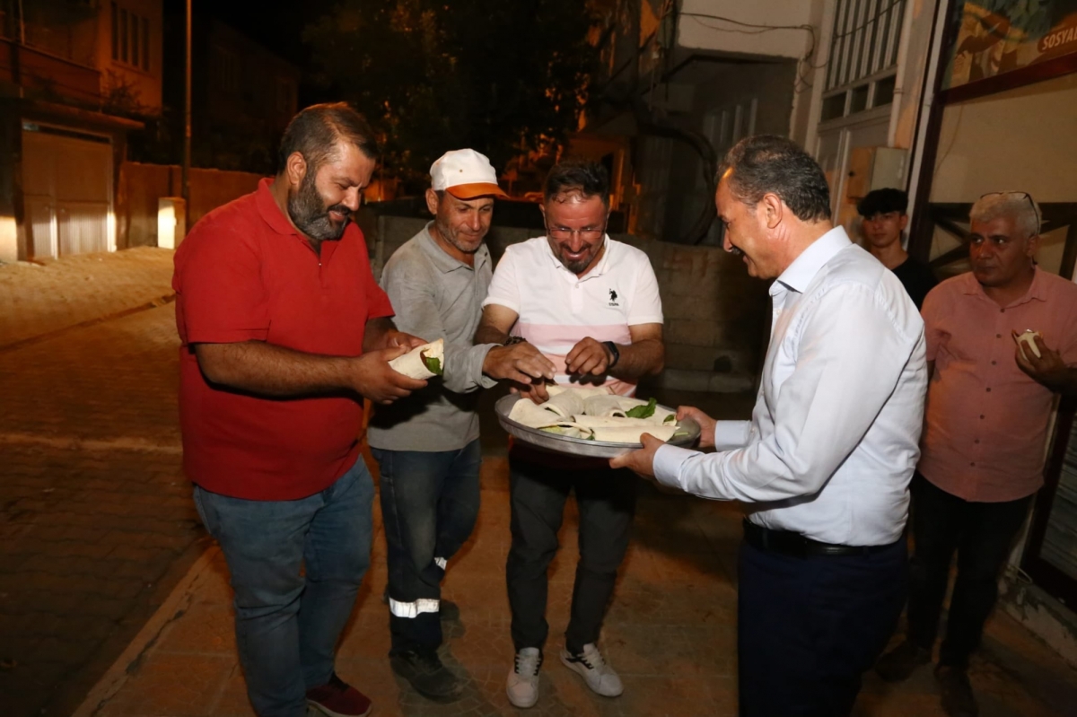 Mahallelilerden, Belediye işçilerine çiğköfte ikramı
