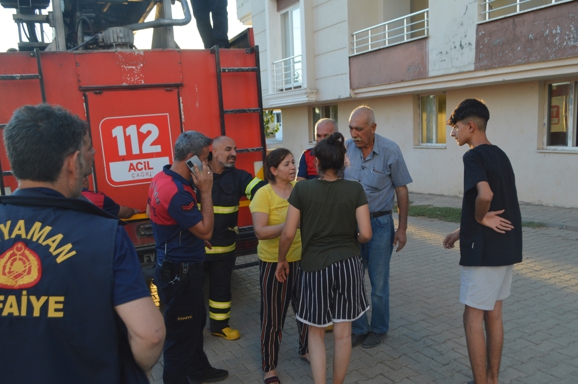 Binada çıkan yangında 3 kişi dumandan etkilendi