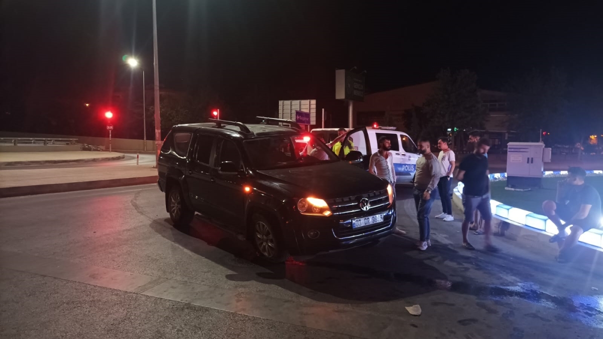 Hafif ticari araç orta refüje çıktı
