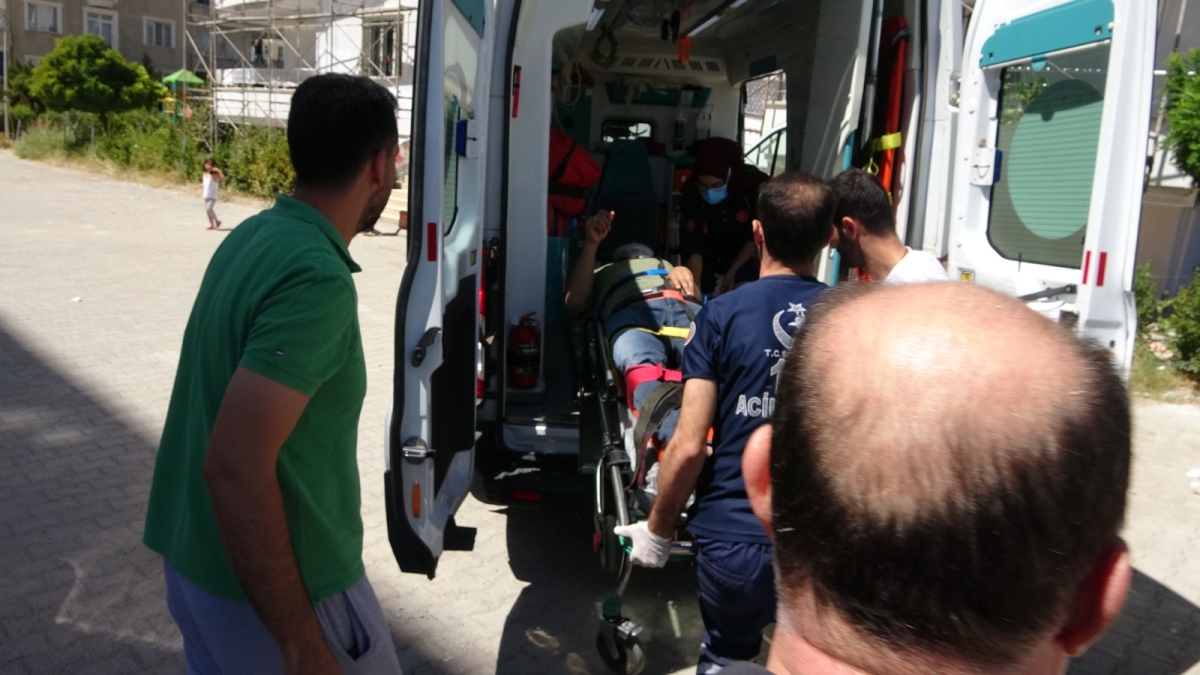 Perde takarken 3'üncü kattan düştü