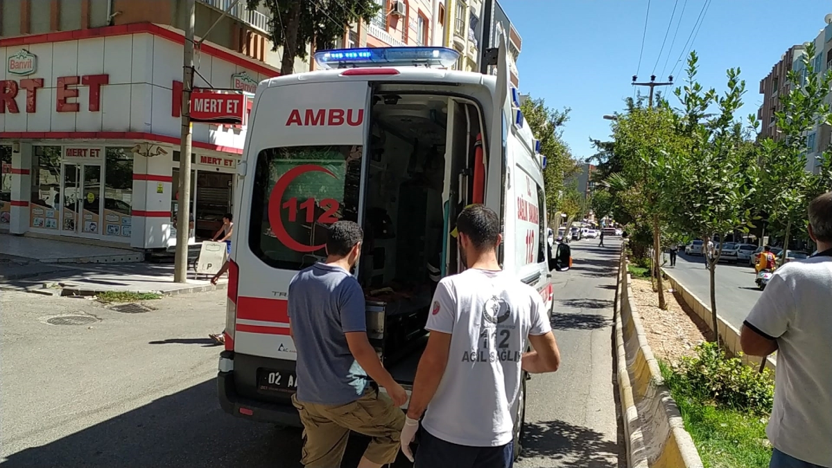 Tır’ın kapısına çarpan motosiklet sürücüsü yaralandı 