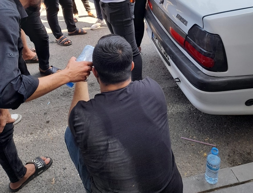 Otomobil ile çarpışan motosiklet sürücüsü yaralandı