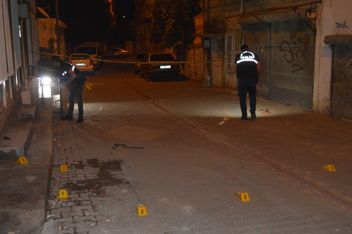 Motosiklet üzerinden havaya ateş açarak kaçtılar