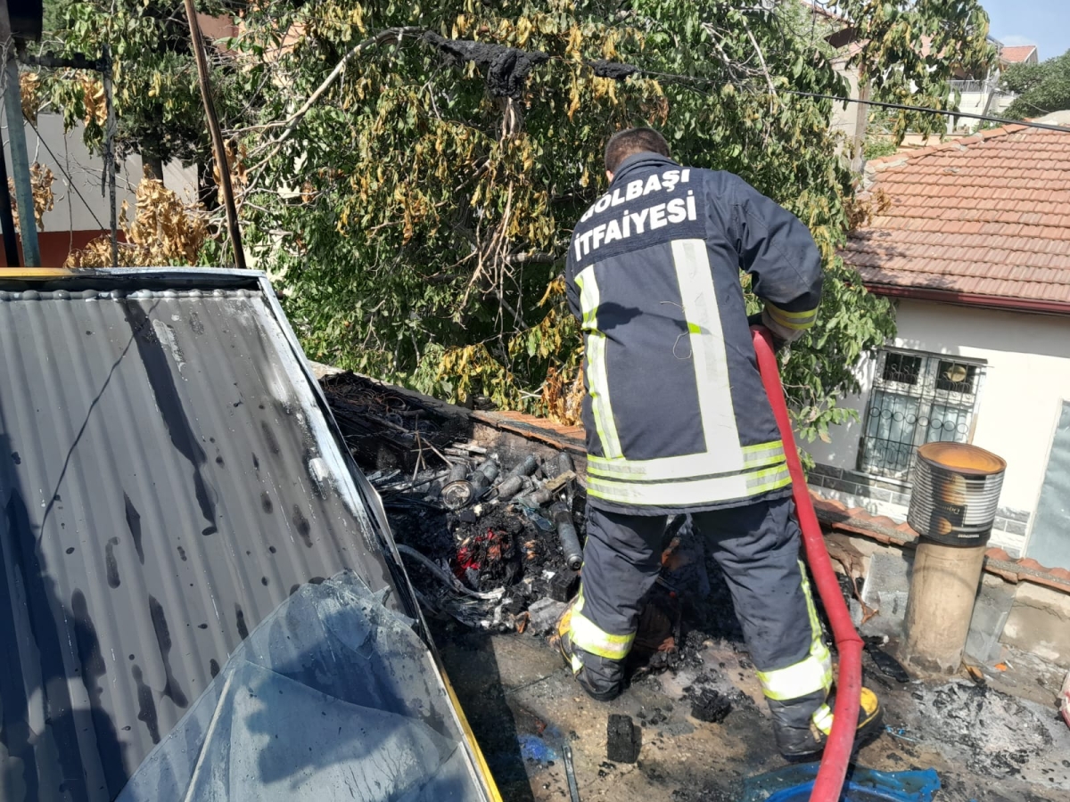 Çatı katında çıkan yangın paniğe neden oldu