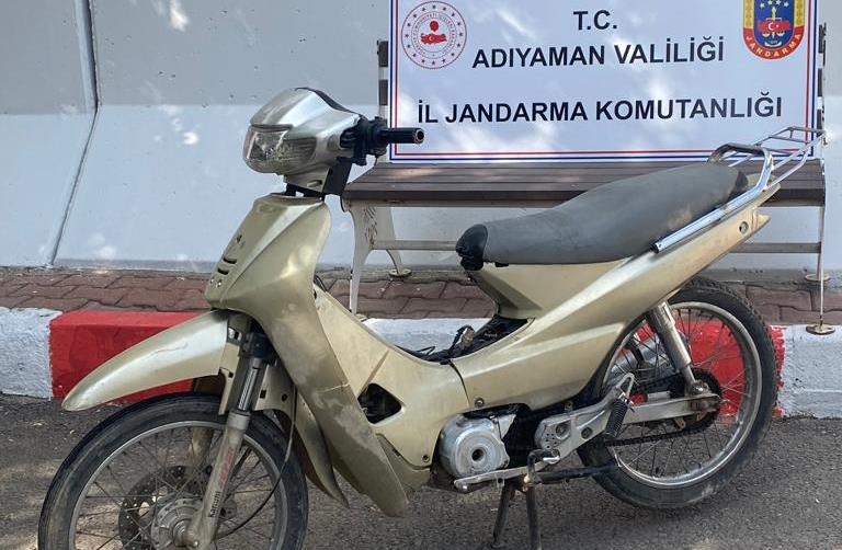 Jandarmanın 'dur' ihtarına uymayarak kaçak 2 şüpheli gözaltına alındı