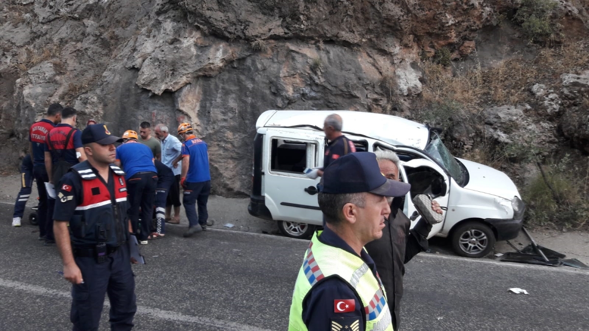 Hafif ticari araç ile motosiklet çarpıştı: 7 yaralı