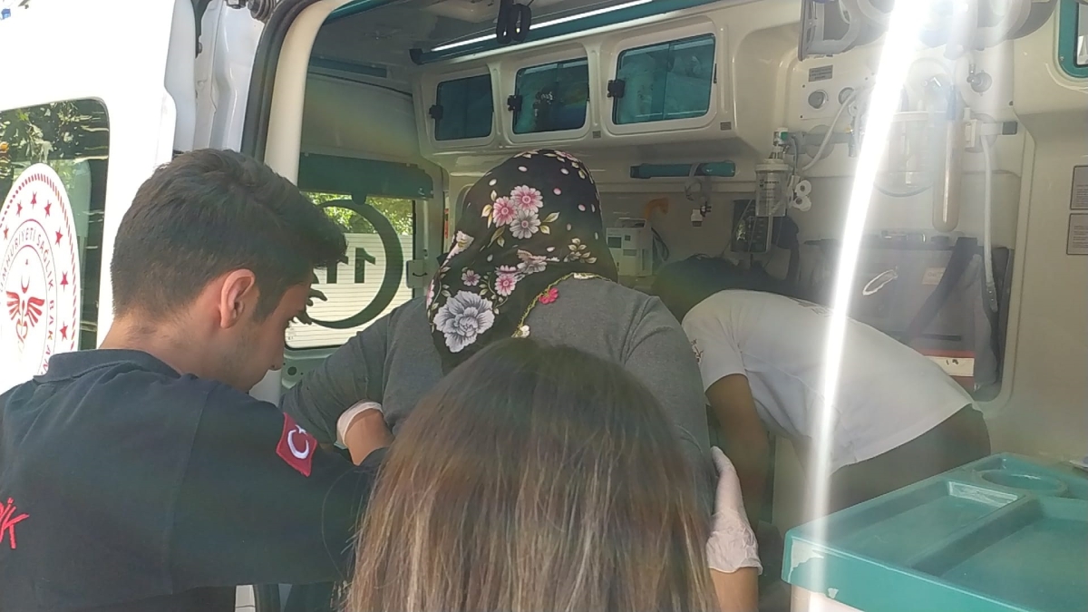 Annesini bıçaklayıp babasını darp eden şüpheli gözaltına alındı 