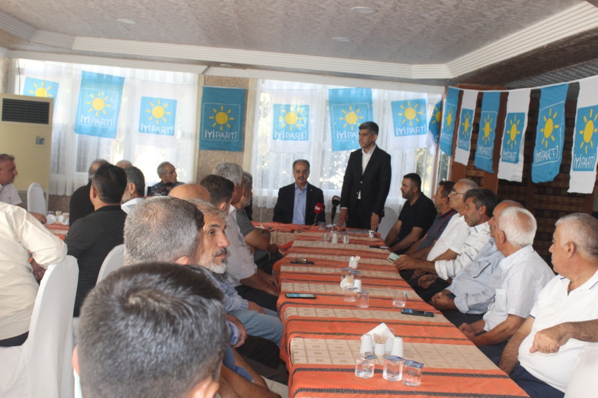 İYİ Parti, Kahta’da yeni yönetimini kamuoyuna tanıttı