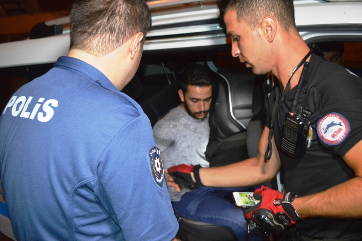 Durdurulan şüphelilerin üzerinden uyuşturucu çıktı - Videolu Haber