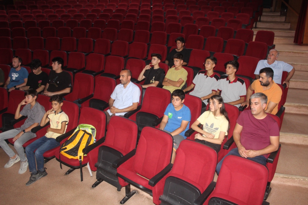 Kahta'da öğrenci, öğretmen ve velilere ' Okul Geçidi Görevlisi Eğitimi' verildi