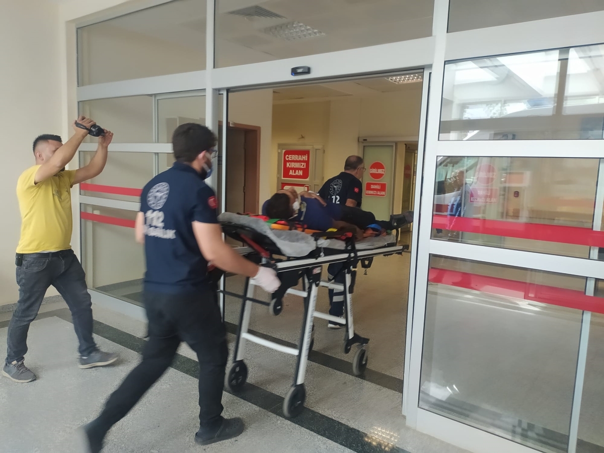 Minibüs ile motosiklet çarpıştı: 1 yaralı