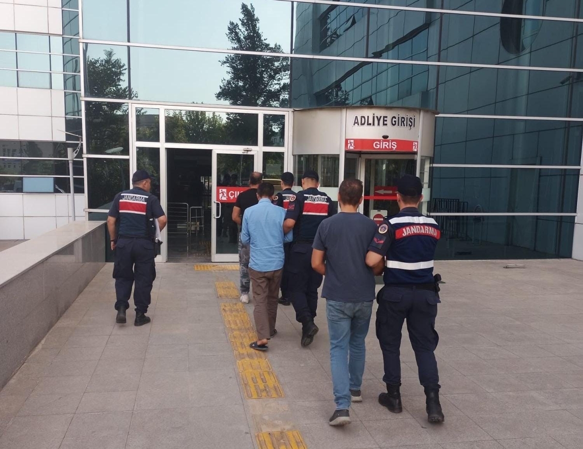 Besni’de hırsızlık şüphelisi 3 kişi gözaltına alındı