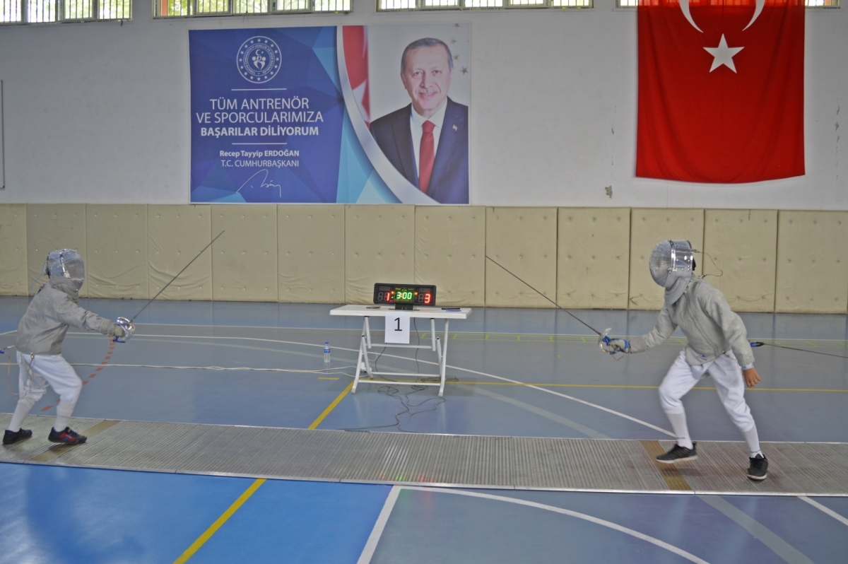 Gölbaşı'nda Eskrim Bölgesel Kılıç Açık Turnuvaları başladı